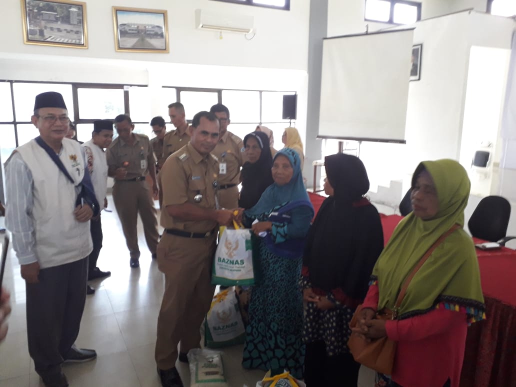 Pembagian Paket BAZNAS di Aula Kecamatan Balikpapan Selatan