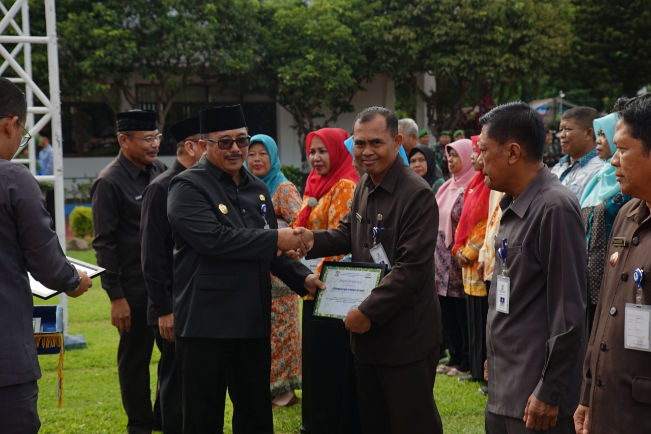 Camat Balikpapan Selatan Menerima Penghargaan Dari Walikota Balikpapan