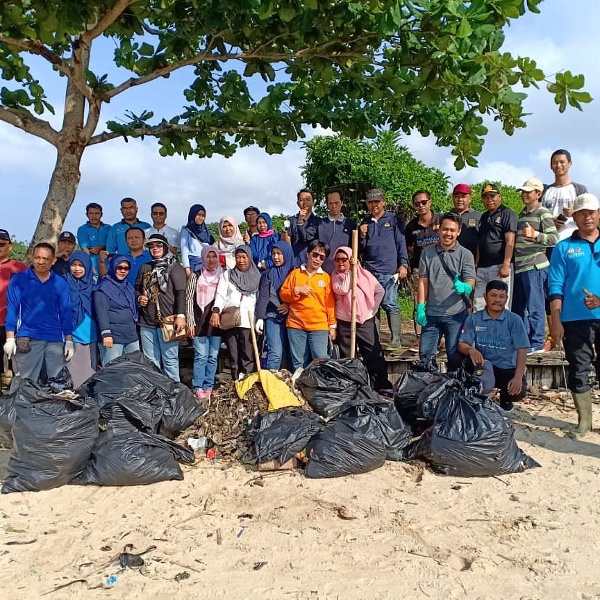 Kegiatan Masal Membersihkan Pantai dalam Rangka HUT KORPRI ke-48 