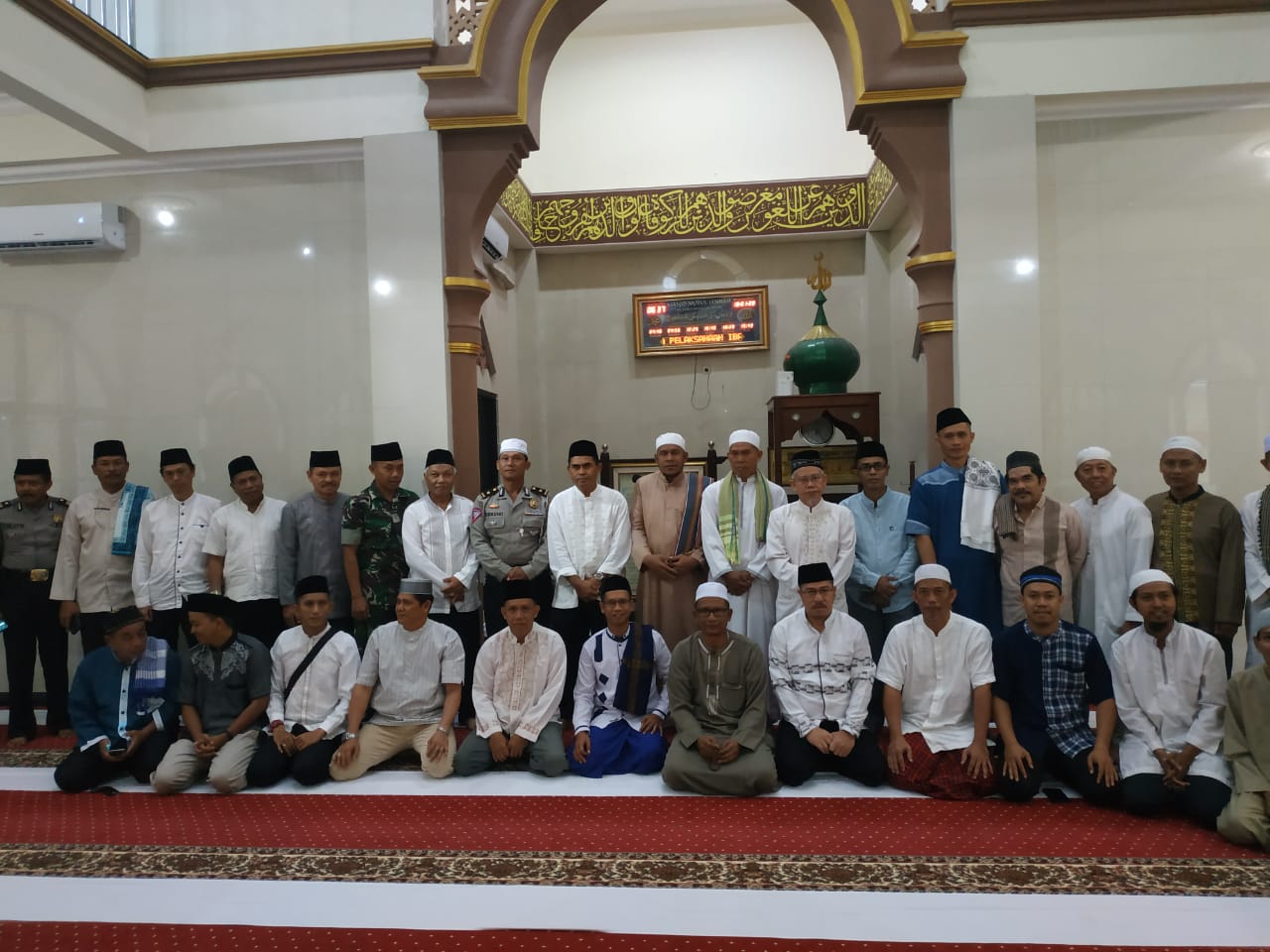 Kegiatan shalat subuh berjamaah bersama Camat, Kapolsek, Danramil, Lurah, Kasi, Tokoh agama dan Tokoh masyarakat di Masjid Nurul Jannah kel. Sungai Nangka Kec. Balikpapan Selatan